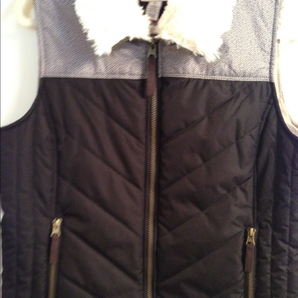 Black puffer vest with faux fur collar.